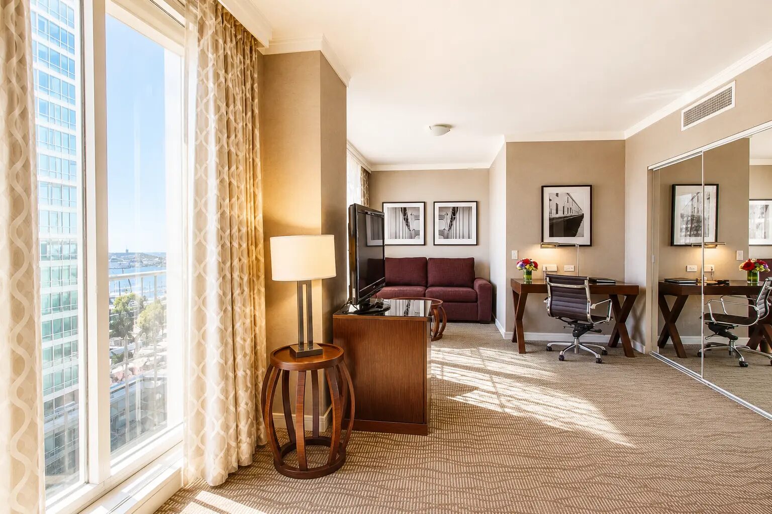 Studio Suite Mountainside with a separate living space and harbour view